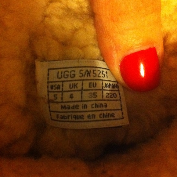 Authentic UGG Short Chestnut Boots - Picture 3 of 4