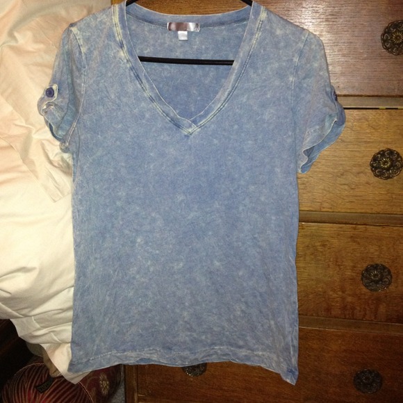 ❗❗SOLD IN BUNDLE ❗❗LOVE 21 Distressed Vneck!
