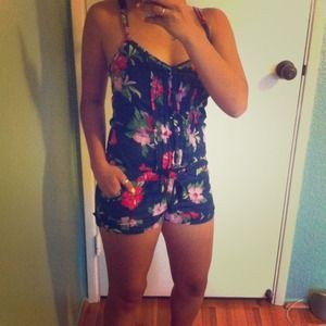 ✨hollister floral spring romper