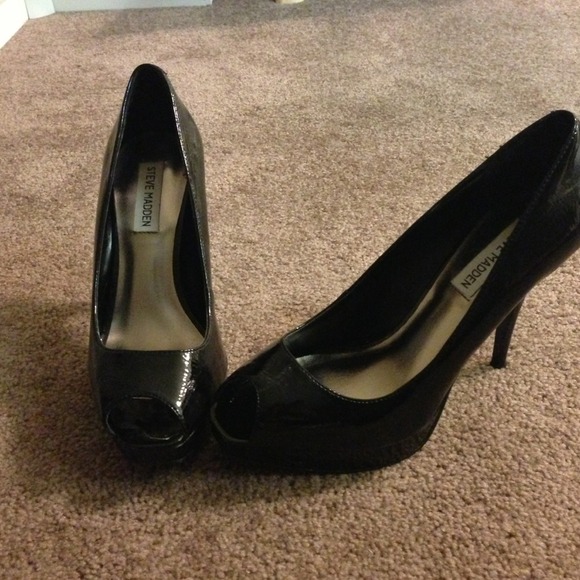 Black patent leather Steve Madden pumps