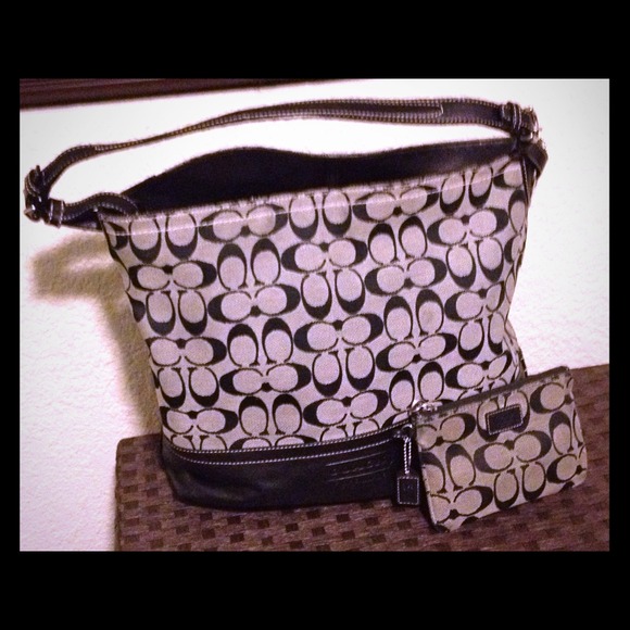 Authentic Coach Lrg. Tote & matching wristlet. - Picture 1 of 4