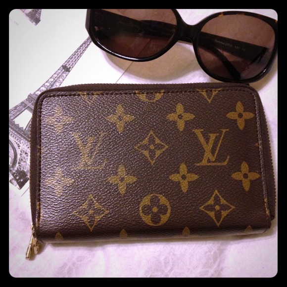 Louis Vuitton Clutches & Wallets - Louis Vuitton zippy