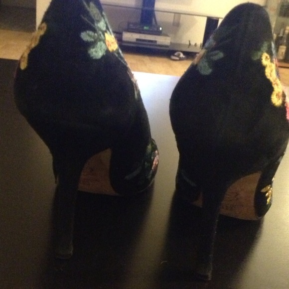 Fabulous shoes. JLO.flower print. - Picture 3 of 3