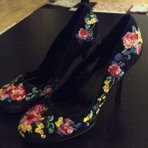 Fabulous shoes. JLO.flower print.