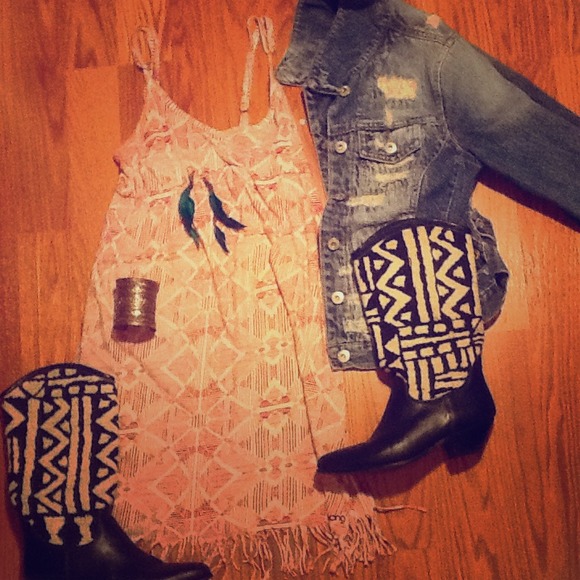 Billabong Dress, cuff, green feather earrings - Picture 1 of 3