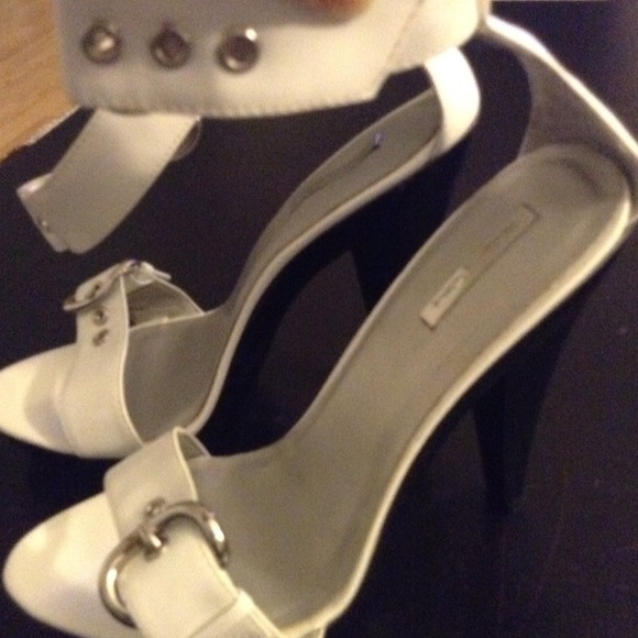 Black and white shoes - Picture 2 of 3