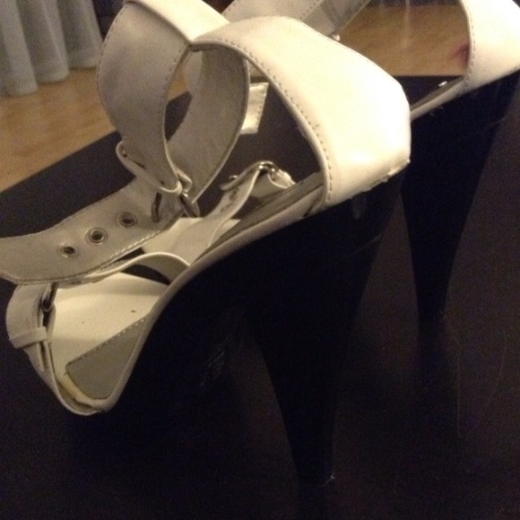 Black and white shoes - Picture 3 of 3