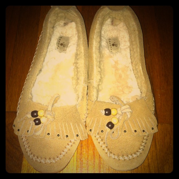 ❌Traded❌Bear paw Moccasins size 8 and beanie