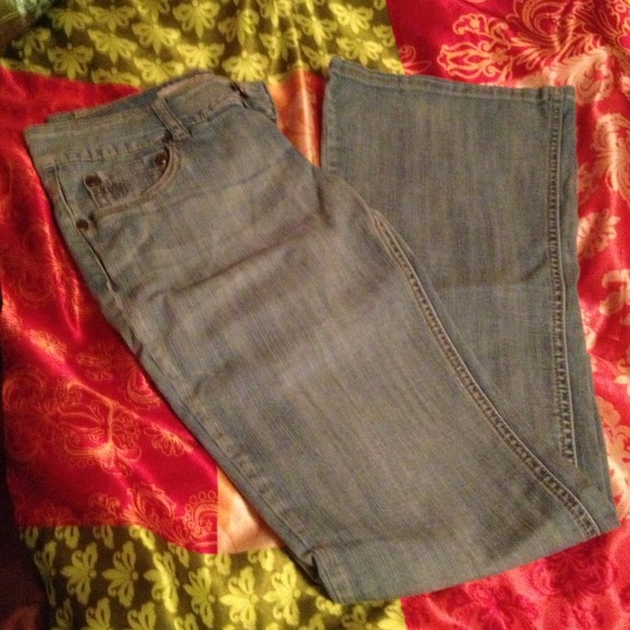 Bell bottom fitted jeans