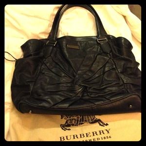 💯 Authentic Burberry knotted leather handbag!