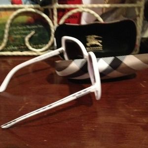 Burberry authentic sunglasses brand new