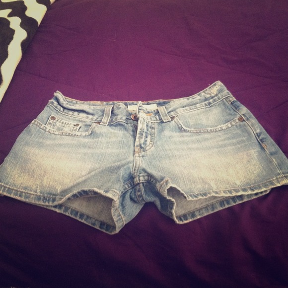 Light jean shorts!