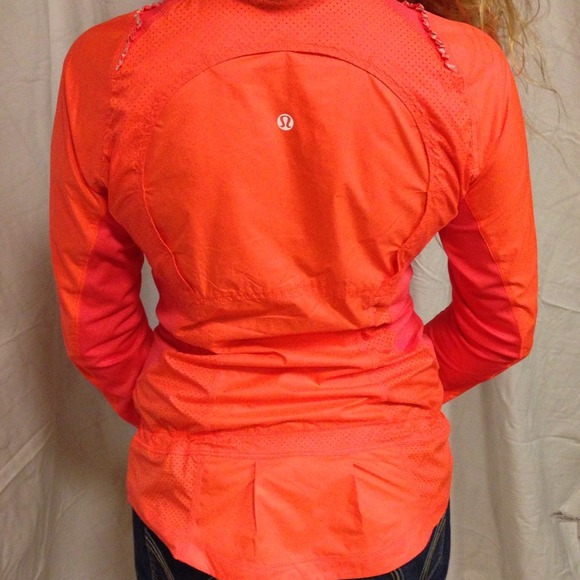 LULULEMON RUNNING OR YOGA SPORT JACKET - Picture 3 of 3
