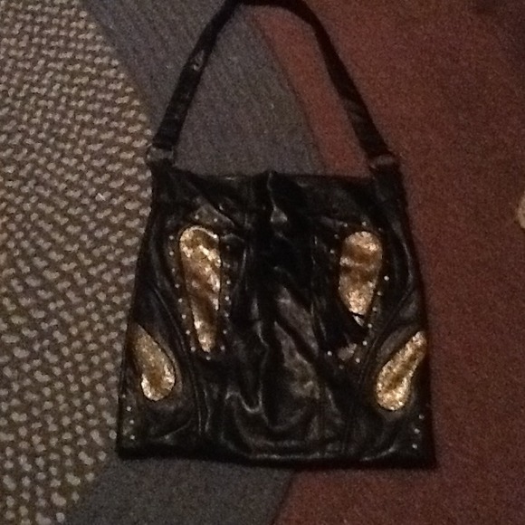 👜Big faux leather black purse with gold design👜