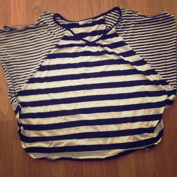 SOLD---Black and white fashionable top!