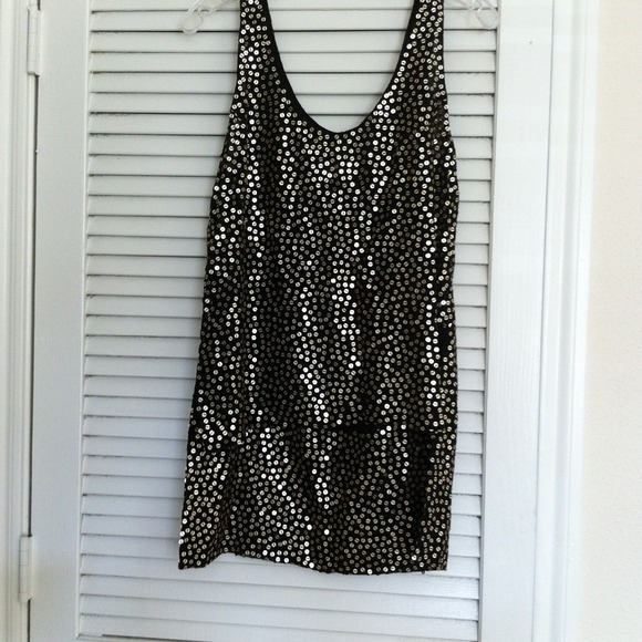 SOLD!!!!DianevonFurstenberg hi-low top size 4