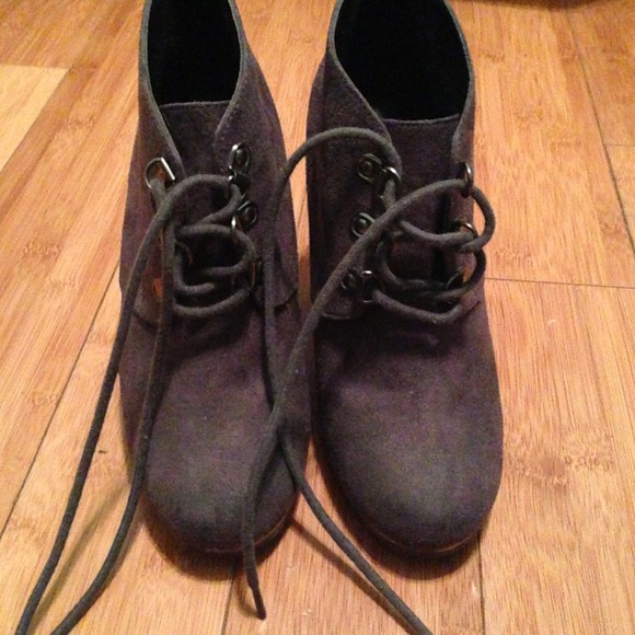 SOLD TO Platos Closet - Picture 2 of 4