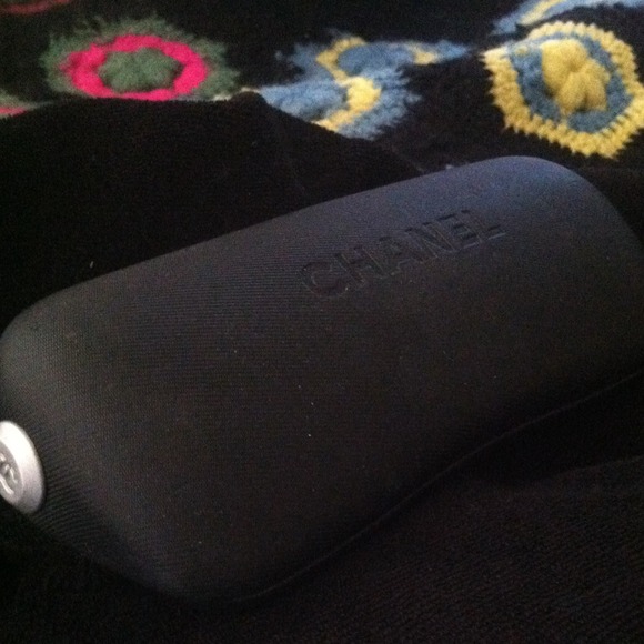 RESERVEDAUTHENTIC CHANEL SUNGLASS CASE