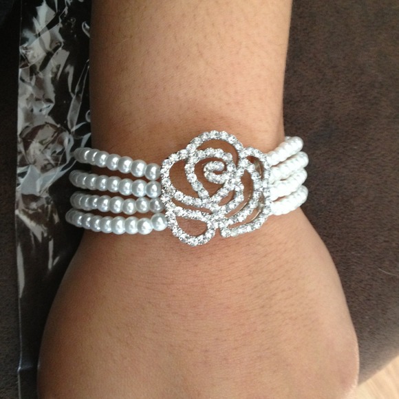 White pearls with gorgeous rosé charm & rhinestone
