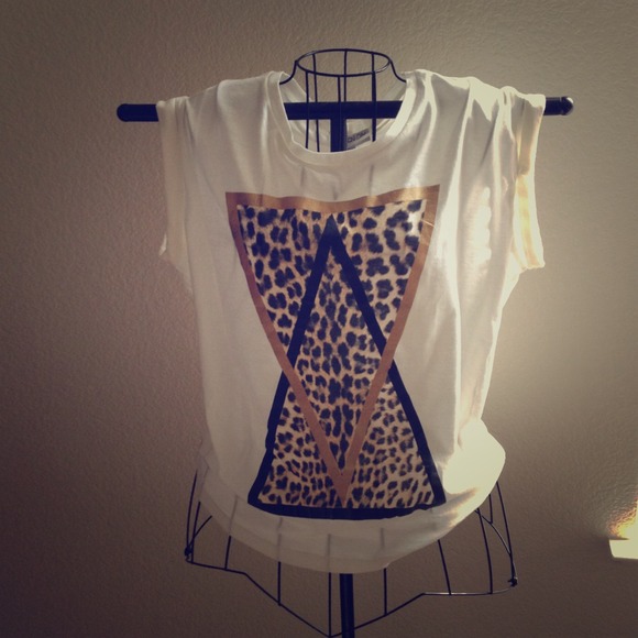 💢💢SOLD💢💢NWT Stylish Tee