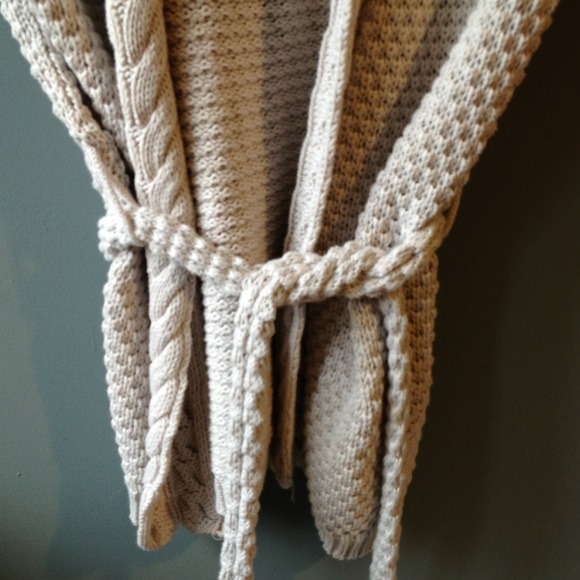 🔴SOLD in a Bundle🔴 knit shrug - Picture 3 of 3