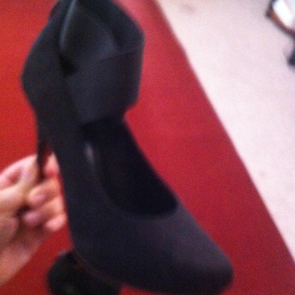 Black pumps with a sexy strap