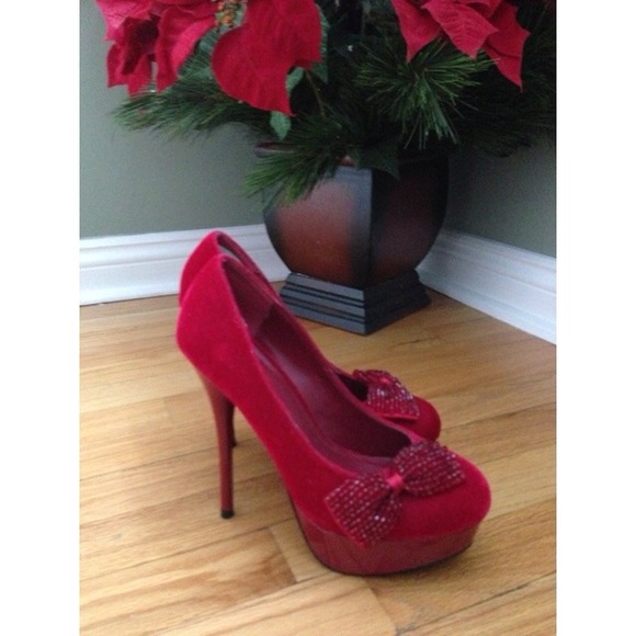 Red Velvet Heels with a Bow 👠