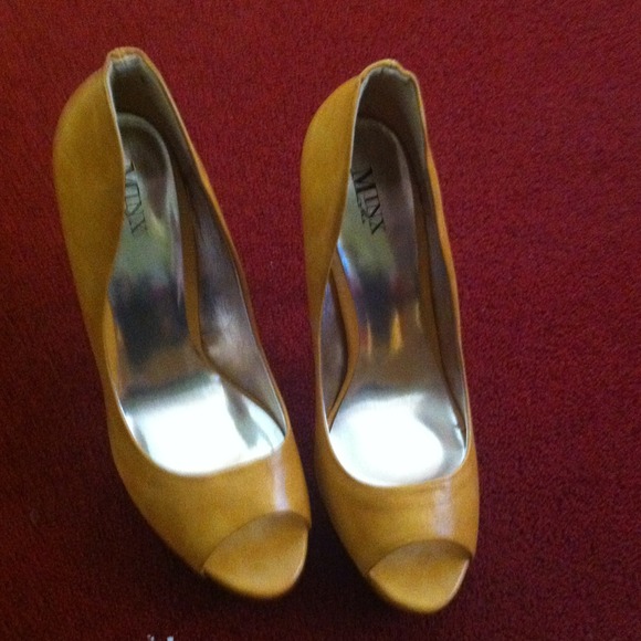 Beautiful mustard pumps