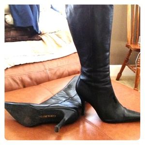 SEXY.. Knee high blk boots!