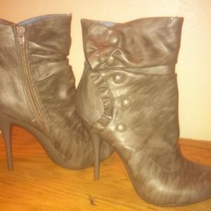 Grey max rave by bcbg boots