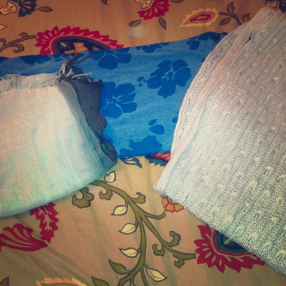 ✨Bundle! ✨ 3 scarfs!