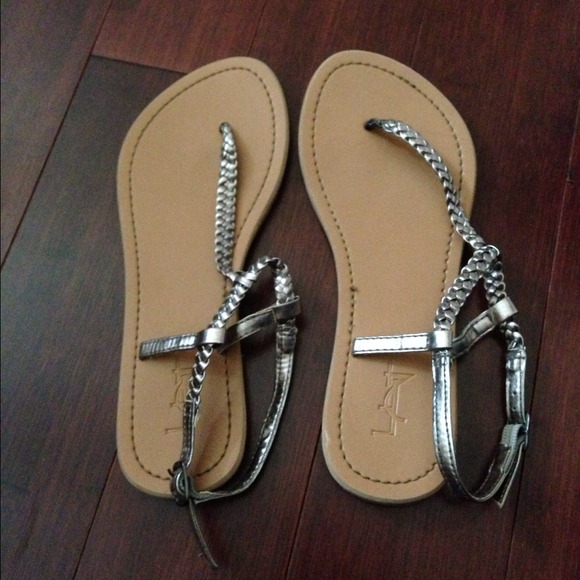 💢SOLD💢 F21 Sandals