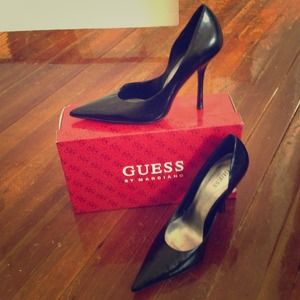 Guess Women's Carrie Basic Black Leather Pump