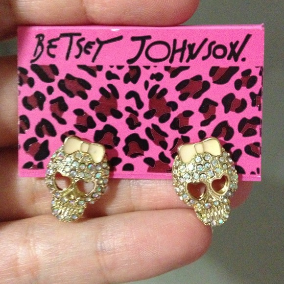 🚫TRADED🚫Cute skull Betsey Johnson earrings