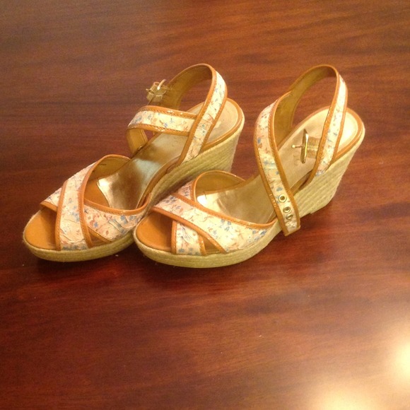 💥Reduced$12💥Franco Sarto floral pattern platform