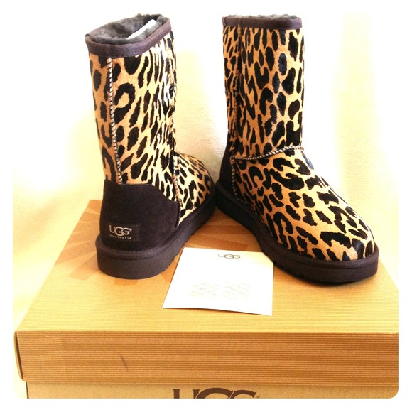 UGG Boots - NEW Authentic UGG Classic Short Boot, size 8