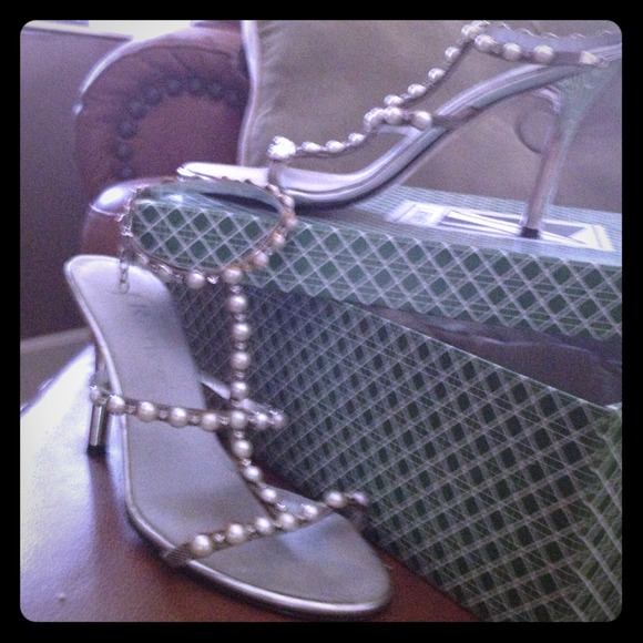 VERY FEMININE Pearl open toe fancy footwear