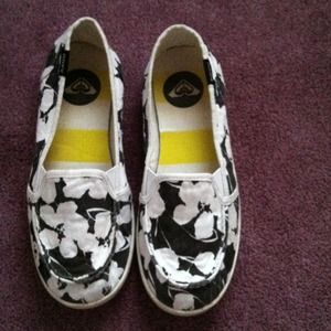 Navy and white flower Roxy shoes