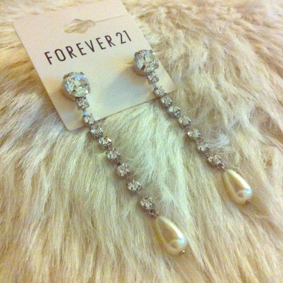 ***BUNDLED***Cream pearl diamond earrings