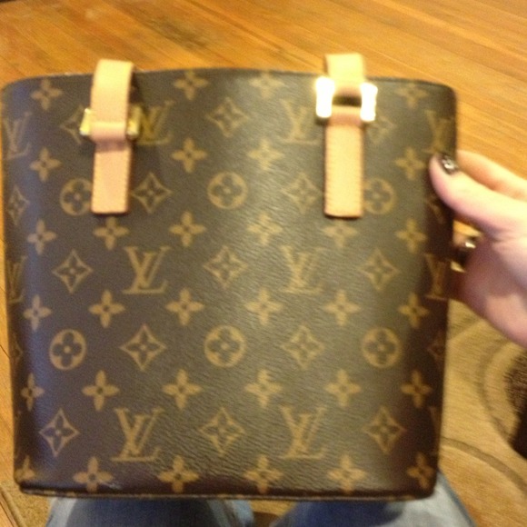**On hold**Authentic Louis Vuitton purse!