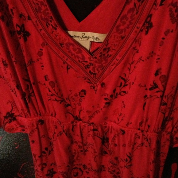 🎉REDUCED! V-Neck Red Top, Pinch Waist w/ Tie Back - Picture 2 of 4