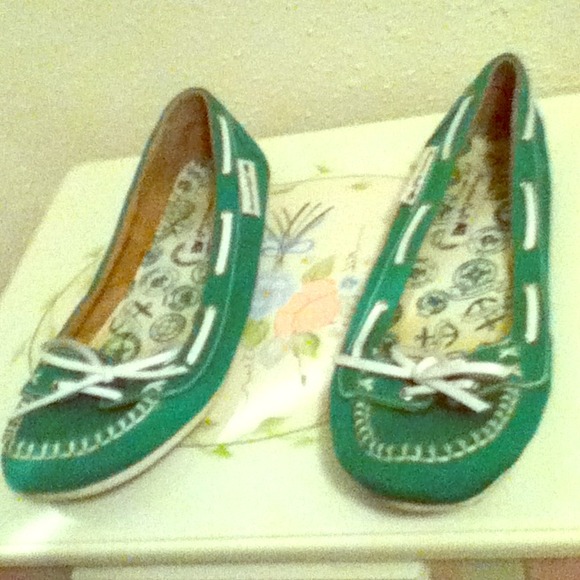 American eagle. Kelly green. Flats.