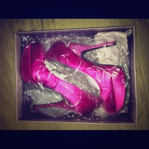 Silk material pumps.