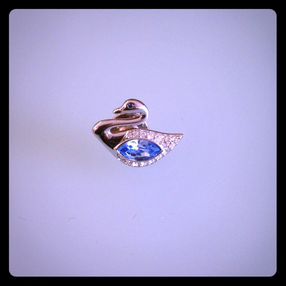 Lovely Swarovski little swan brooch