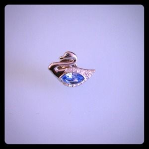 Lovely Swarovski little swan brooch