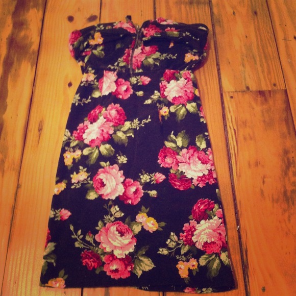 ❌TRADED❌.  Floral strapless zip up dress.