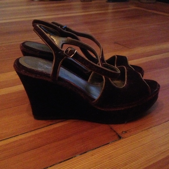 Chinese Laundry Velvet Burgundy Wedges - Picture 2 of 4