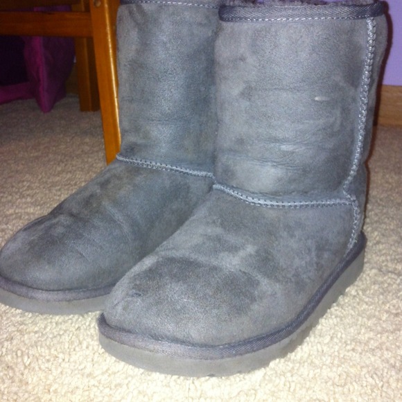 Grey UGGS kids size comparable to women's 5/6
