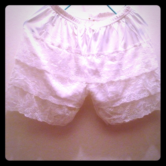 White lace skirt / safety pants