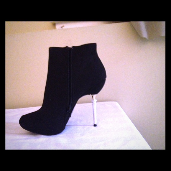 Shoe Dazzle Parisa Black Bootie